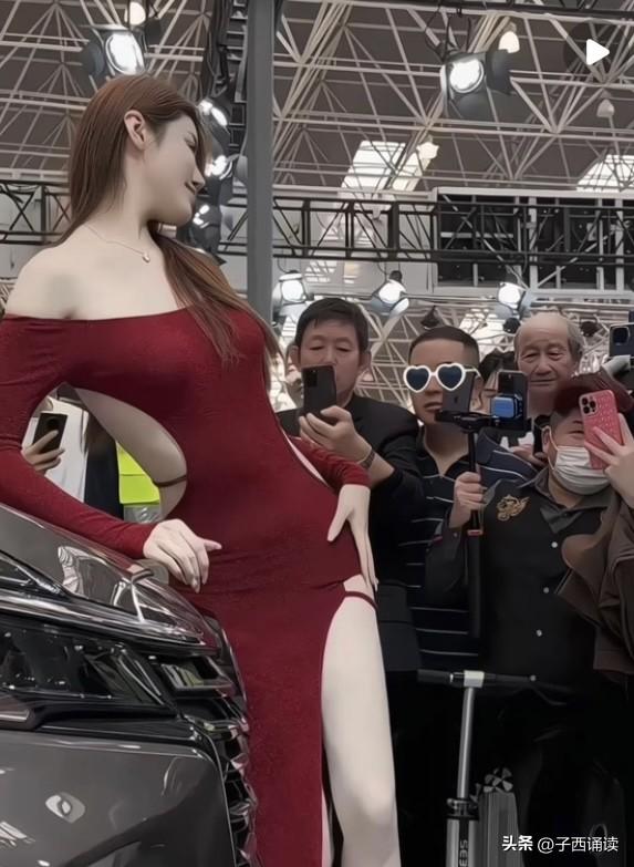 真是苍蝇不叮无缝的蛋。不要说这些臭男人好色，主要是这女模特无惧围观，而且面对无数