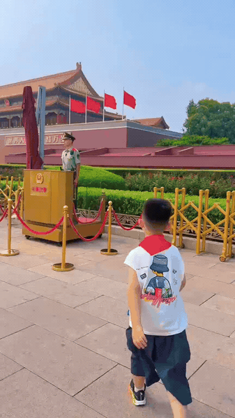 红领巾小男孩，向执勤武警庄重敬礼

在天安门广场，一名戴着红领巾的小男孩，慢慢走