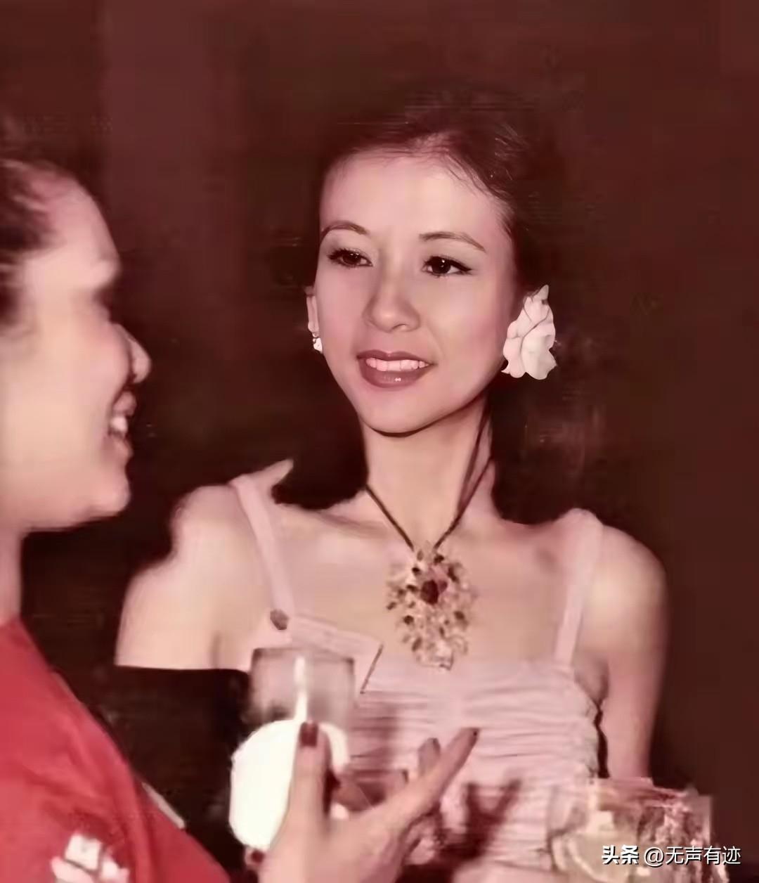 这是歌手莫文蔚的妈妈年轻时的样子，相当美丽，莫文蔚的五官其实和她的妈妈很接近，浓