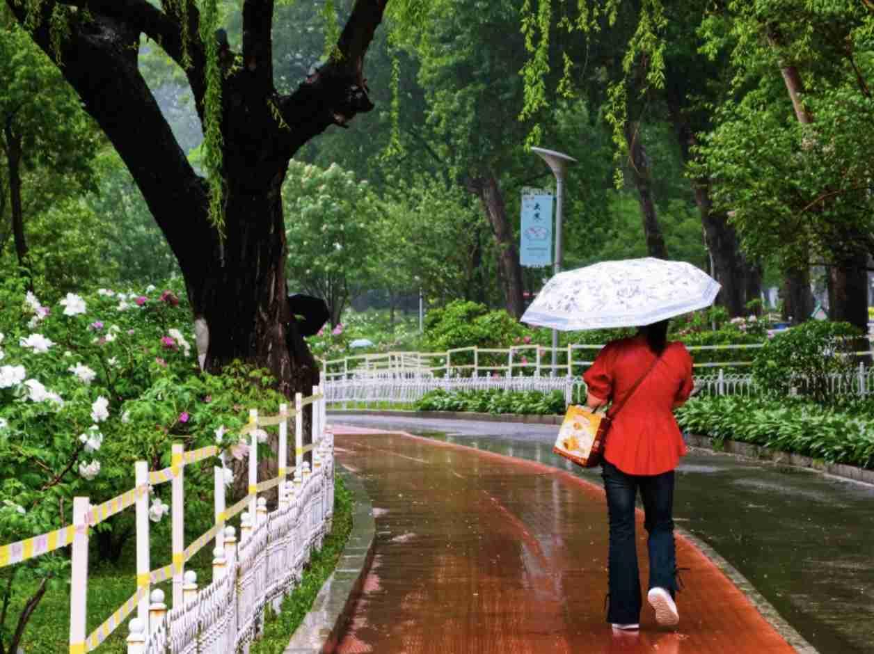 今天天气，早上阴天，白天多云，气温11度至23度，西风2级，空气质量，优。

适