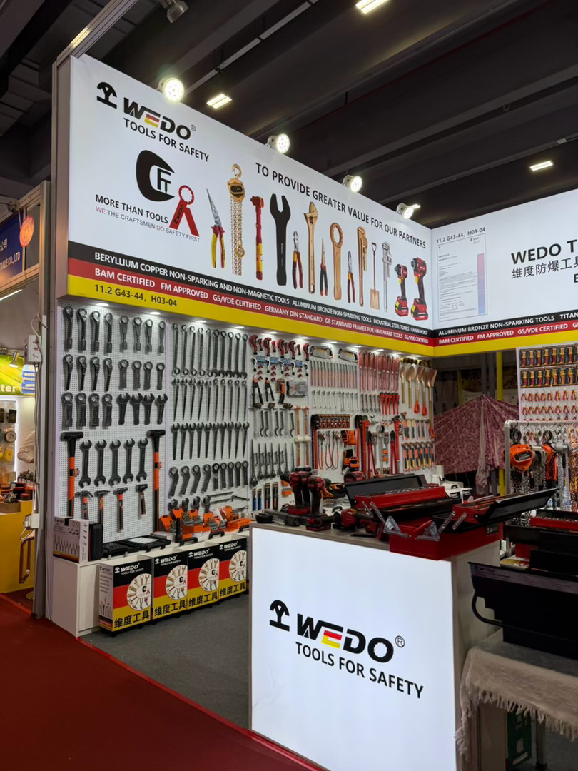 别人出生在罗马，而我生来是牛马。对面摊位来了4个业务员+2个老板，而我们摊位就我