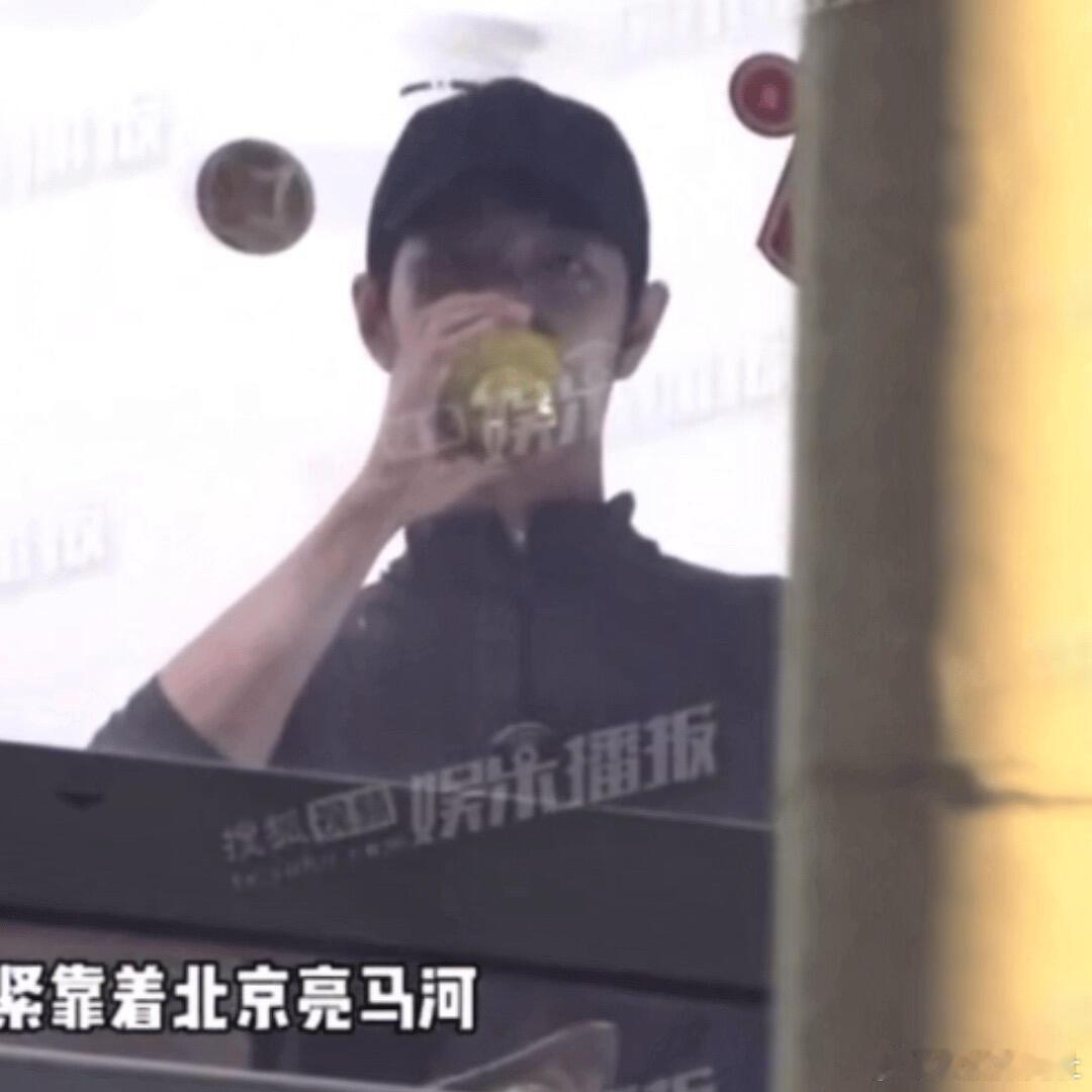 肖战与工作人员聚餐 肖战喝水喝着喝着发现被人拍，默默平移撤回了一个自己[笑cry