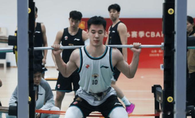 郭昊文谈休赛期活塞给的训练营合同，直言没意义。他今年没刻意冲击NBA，本是度假训