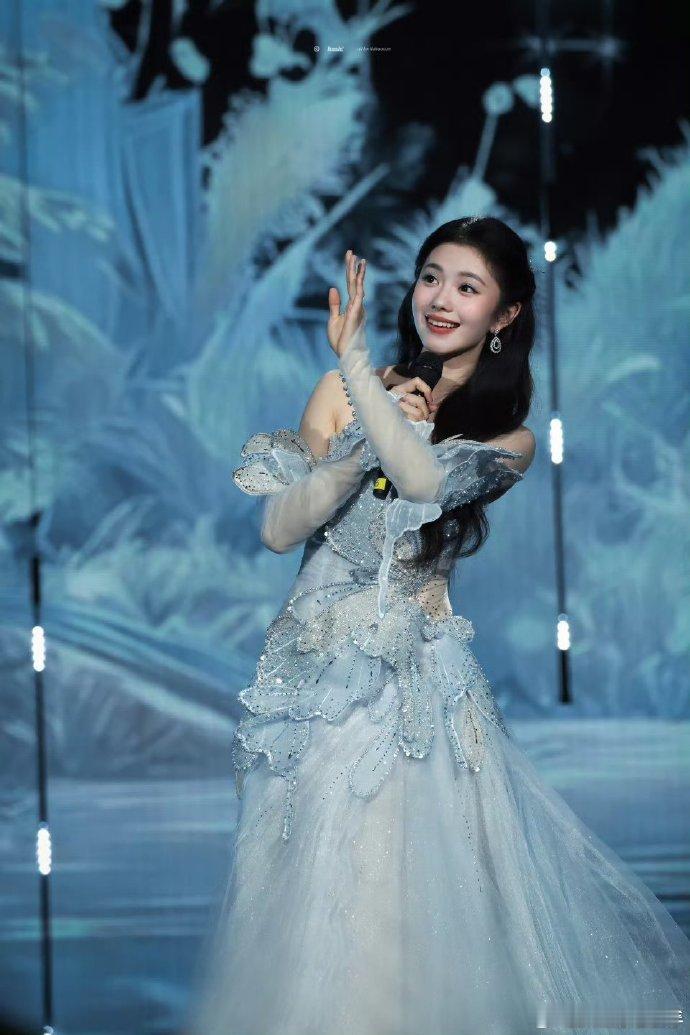 刘浩存在雾凇间唱歌 吉林卫视春晚名场面预定！刘浩存化身冰雪精灵，在玉树琼花间献唱