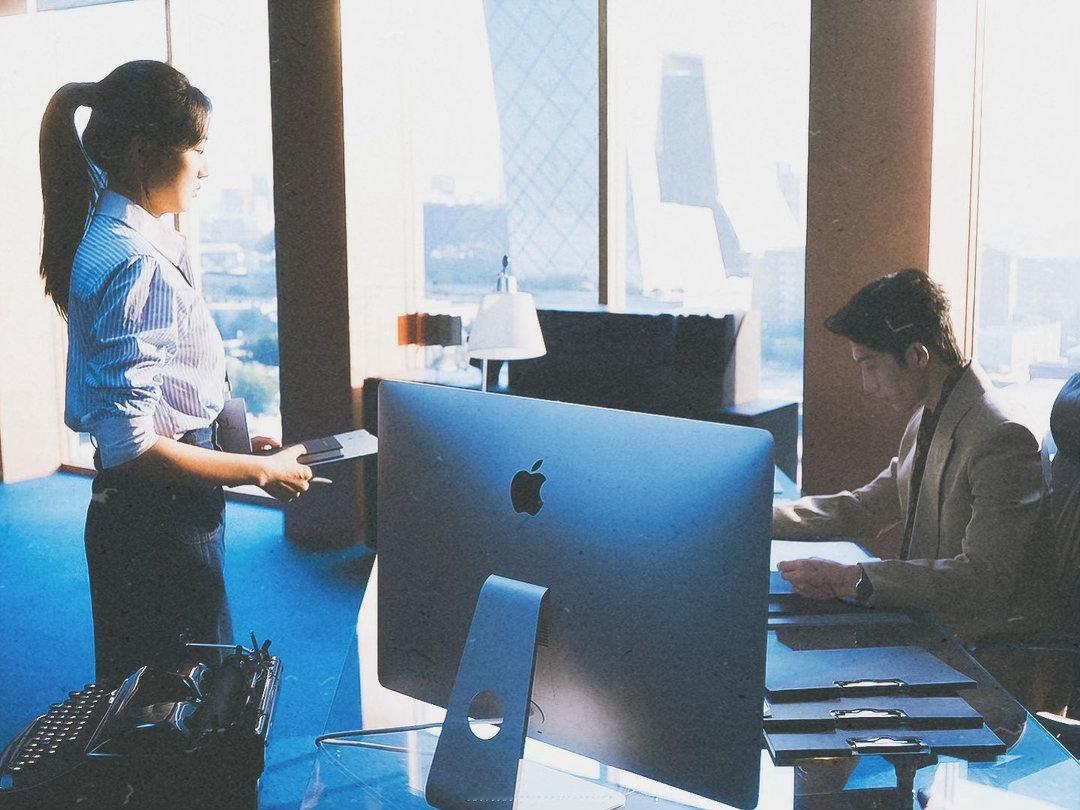 栾念咬肩膀暗爽 他越暗爽我们越疯，井柏然这一口咬出了年度最让人上头的一幕。早春晴