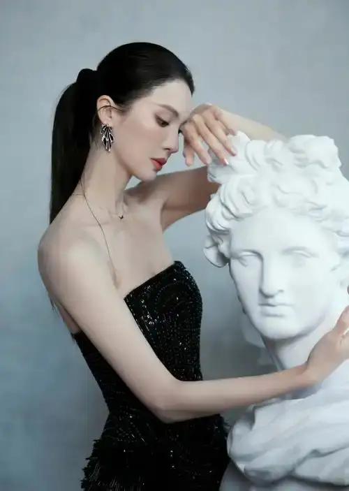 这位女明星给人感觉样子年年都在变。每次带给大家的不是惊喜是惊吓。不知道最后会变成