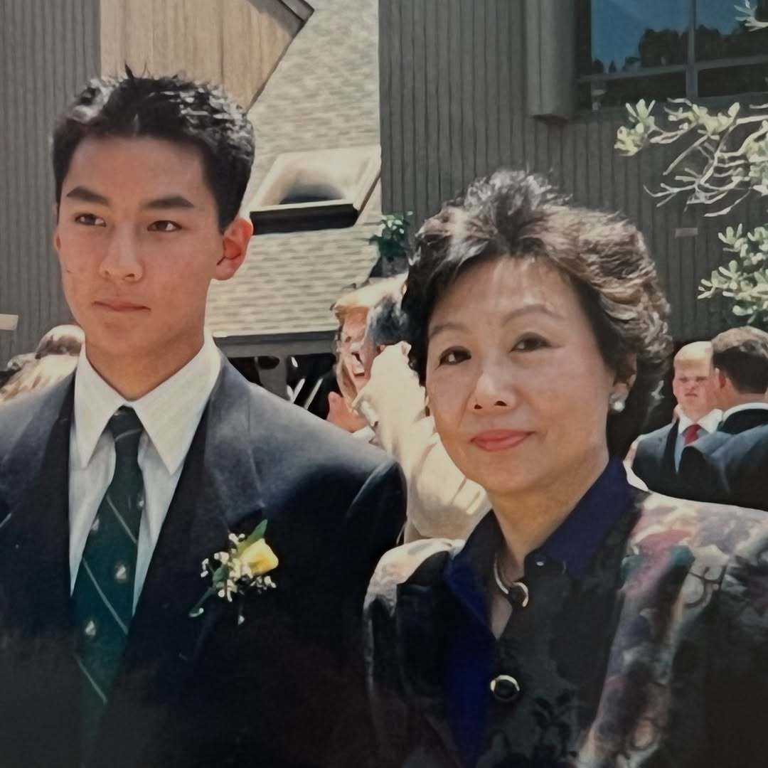 23岁的吴彦祖 大学毕业时与父母合照 ​​​