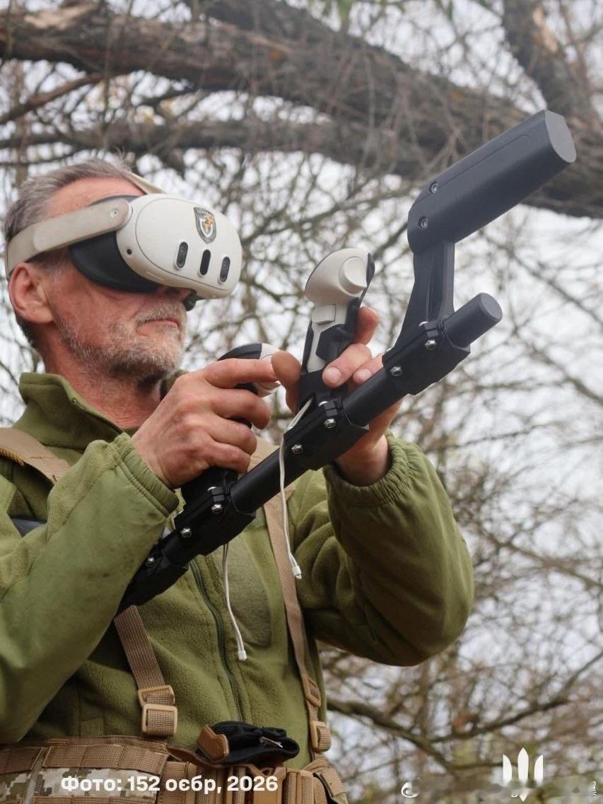 俄乌局势新进展 乌军第152旅的士兵正在使用VR设备进行反无人机训练，用的是Me