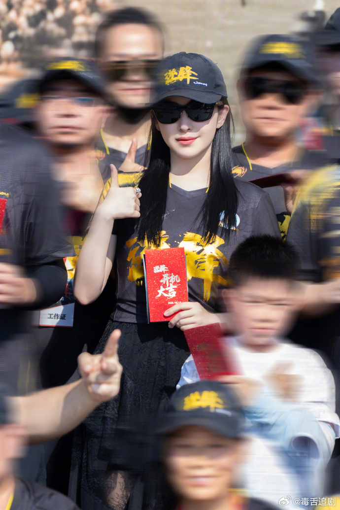 阚清子逆锋开机白到发光阚清子又瘦了好多无多余修饰的开机现场，阚清子白得耀眼，身形