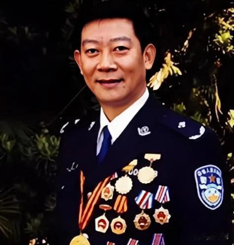 1992年，缉毒警察陈新民露脸参加颁奖仪式时，不幸被毒贩子发现。为了报复，大毒枭
