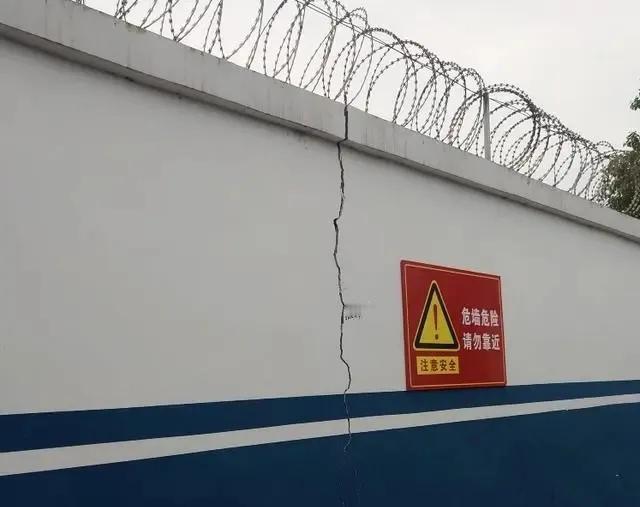 上联：危墙之下无君子；
下联：？？？