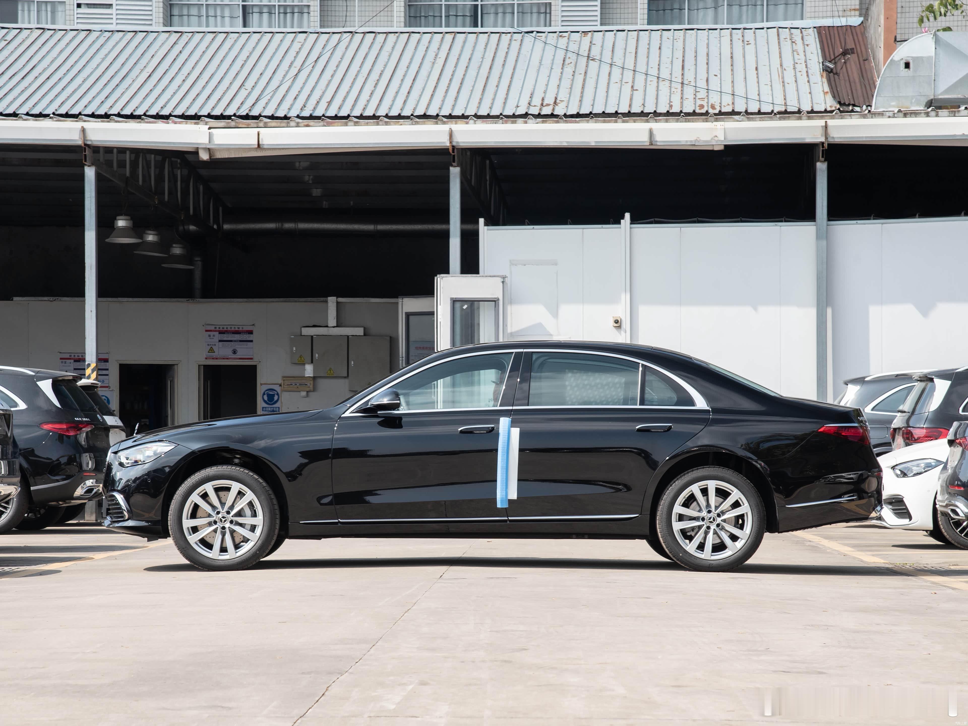 奔驰S400L 商务版 805版本 黑棕 库存车 指导价962600元全款裸车 