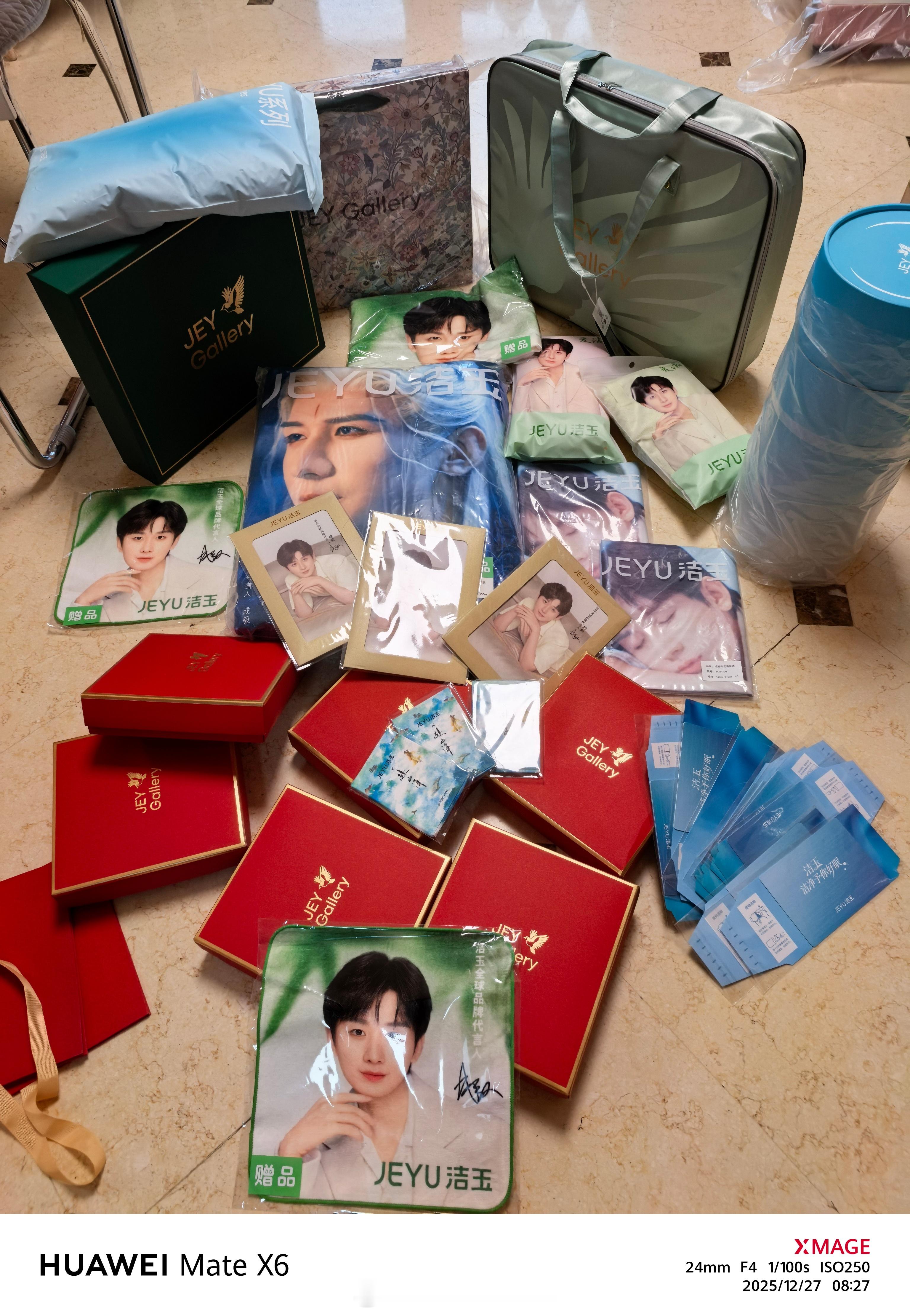 洁玉这含e量好高啊，还有那个超级大毯子还在路上，收快递最开心的一次 