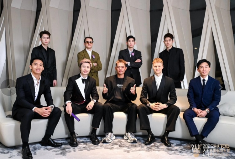 林丹晒与天王杯参赛球员合照，该赛事由他创办、总奖金300万