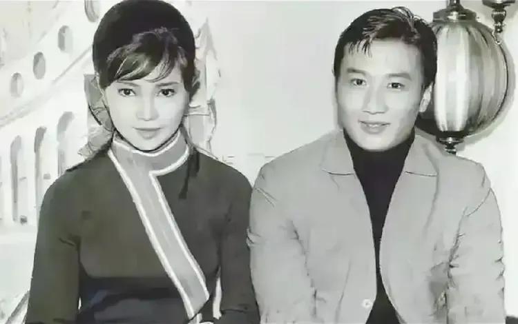 谢贤和秦祥林曾是“银色鼠队”七人组中的两个结拜弟兄。
而邵氏“七公主”之一萧芳芳