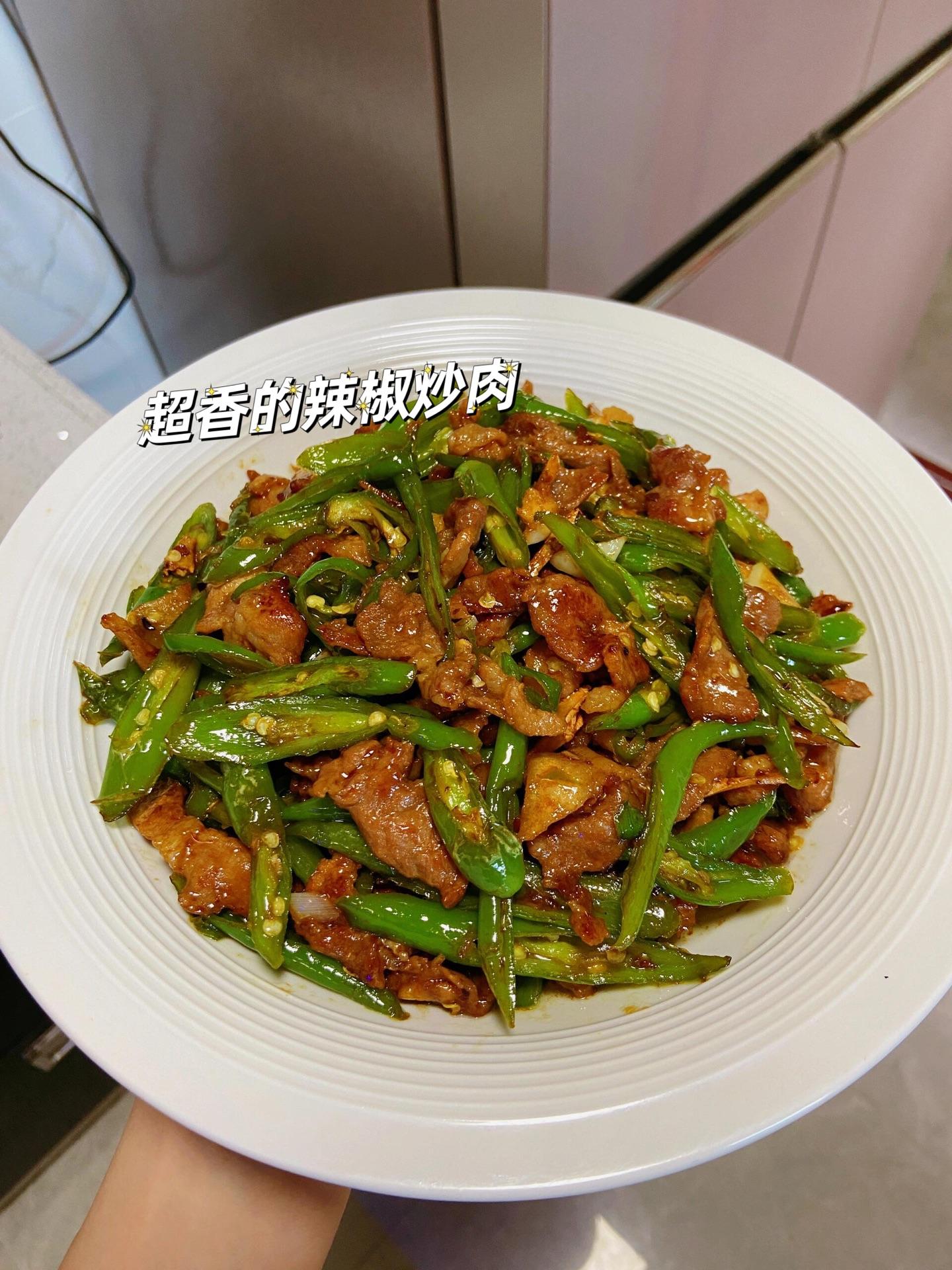 好吃又下饭的辣椒炒肉。一定要多放辣椒，因为辣椒炒出来比肉还好吃，软糯 ...