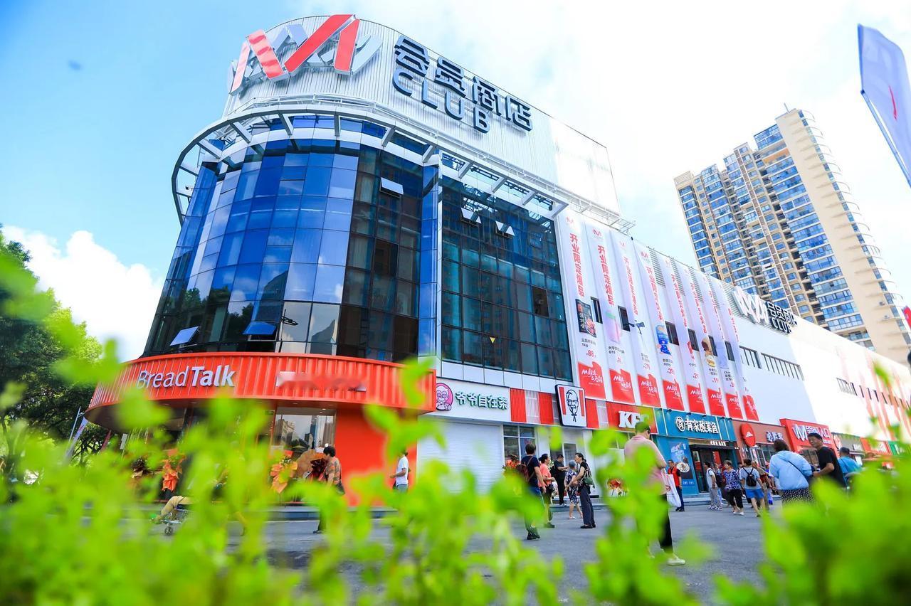 【M会员店成国内首家宠物友好会员制商店】大润发M会员店推出宠物进店系列友好服务。