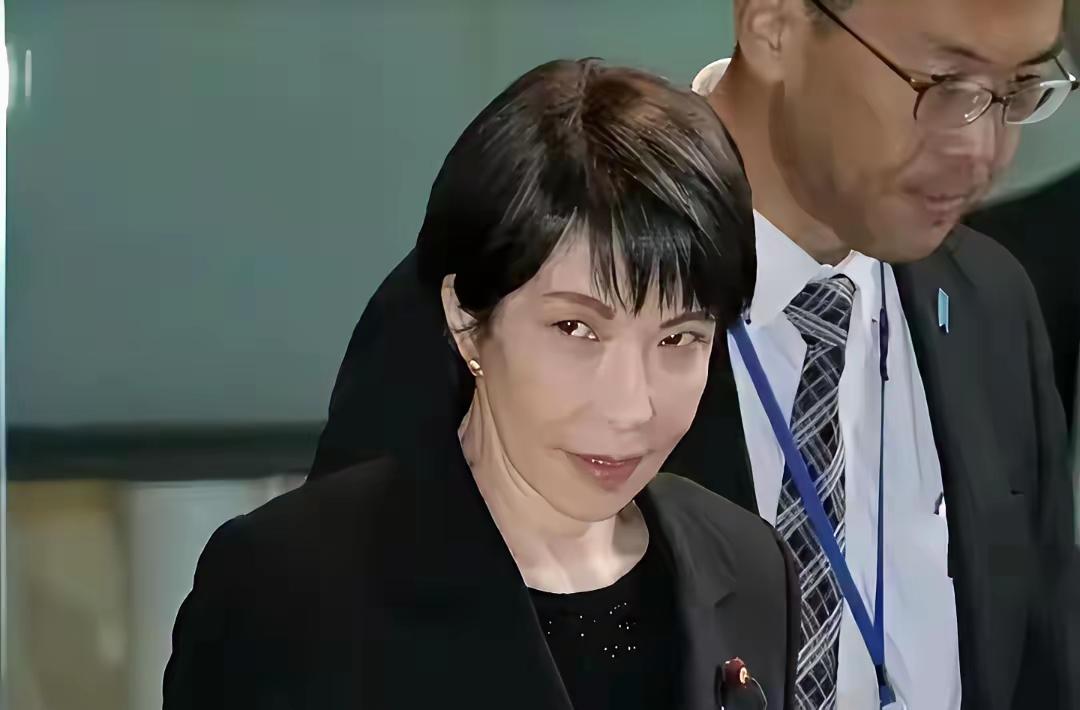 ​日本首相早高早苗在每次出席会议时，时不时露出那狡诈的眼神，让人感到非常地担心，
