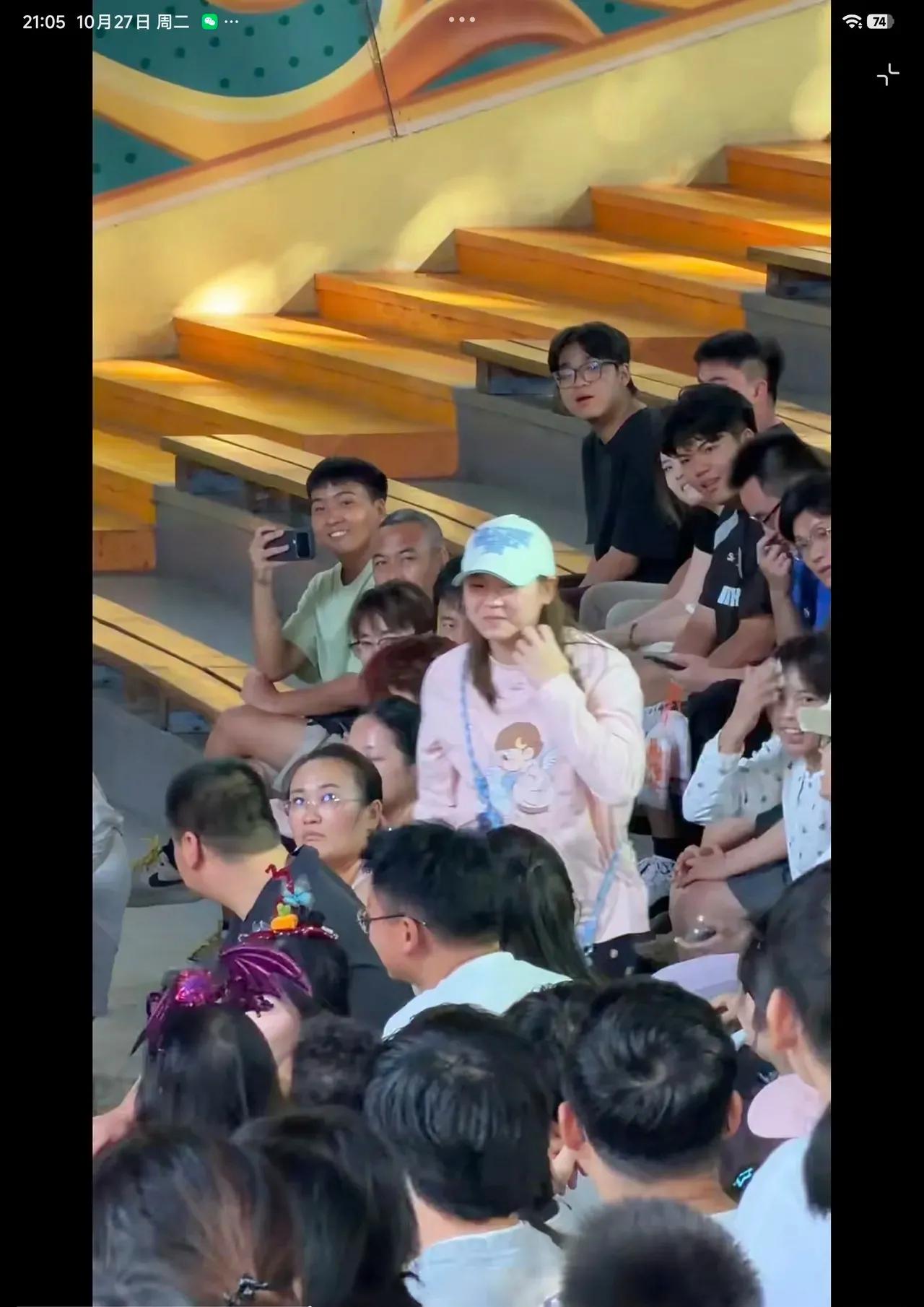 蒋林静的人气还是远远不如全红婵的，去长隆玩，主持人喊全红婵上去，全红婵想拉着蒋林