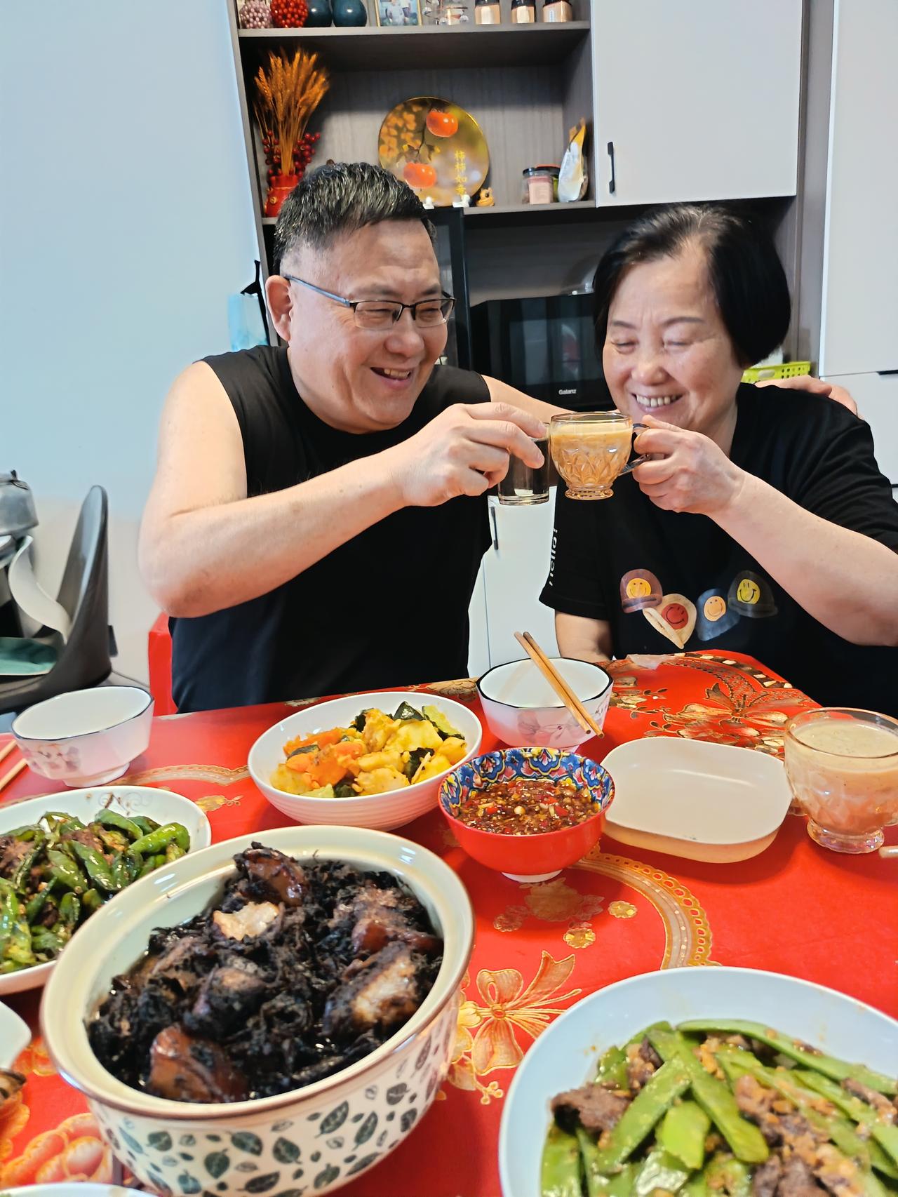 前天，在三姐家吃饭，吃了又拿，临出门的时候，三姐用塑料袋给我包了两个包子，打包回
