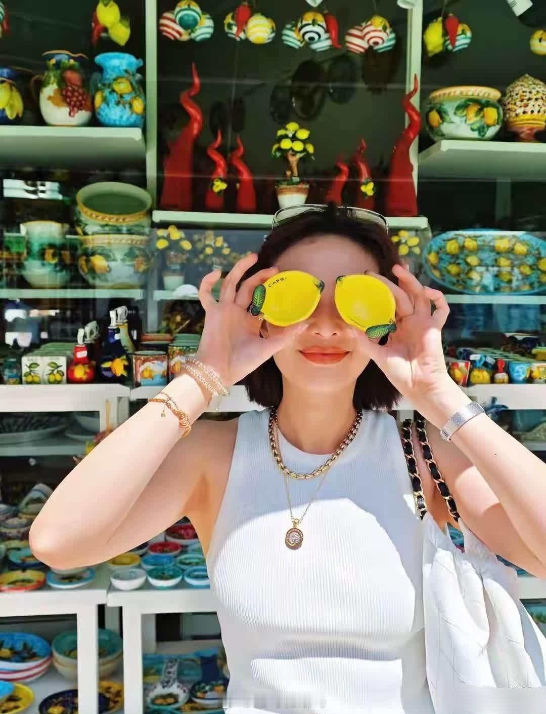 高叶，你这套比基尼未免也太绝了吧，好看得有点不讲道理，这水准谁顶得住啊 