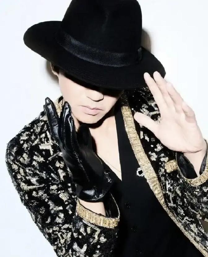 2023年12月31日湖南卫视跨年夜，邓超全开麦连唱三首，直接打脸那些对口型的同