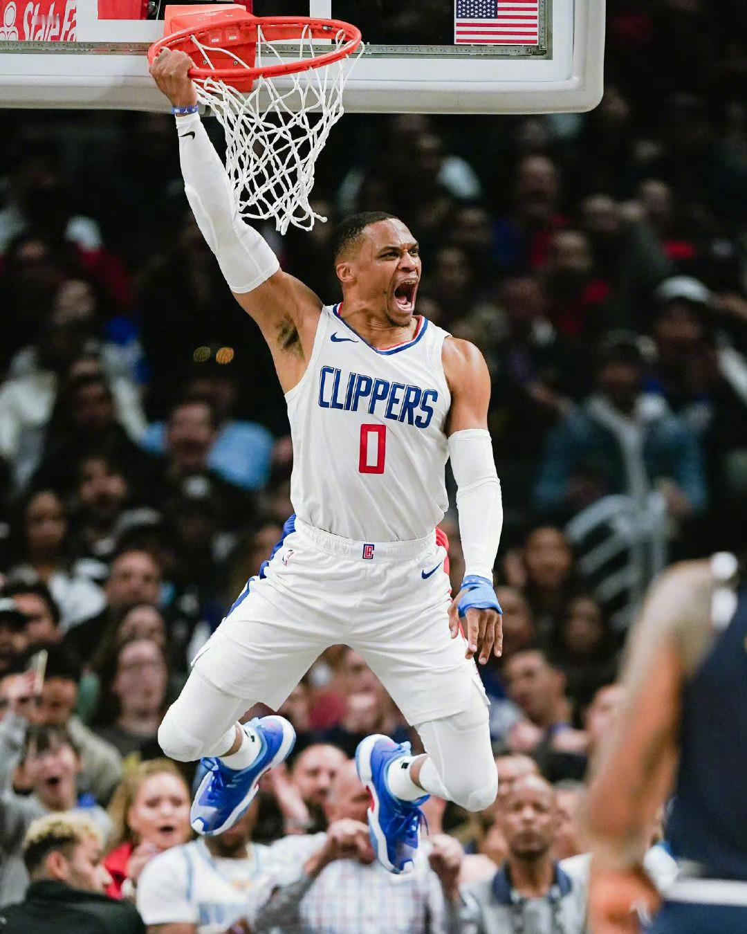 板凳席火力全开！快船本场替补席合砍32分，掘金仅9分。鲍威尔11分3篮板3助攻，