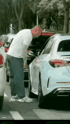 这个女孩太虎了，面对气势汹汹的大块头还敢往上冲，还用手指头指着大块头激怒他。
大