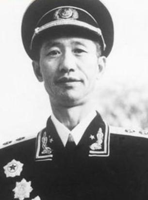1941年，八路军炊事员去河边挑水做饭，忽然看到了许多奇怪的脚印，他感觉不对劲，