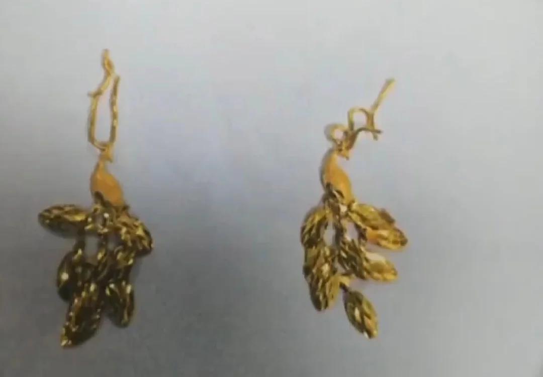 广东汕头。
男子偷走妈祖庙里的黄金耳环，给自家供奉的妈祖戴上。后主动自首退赔，判