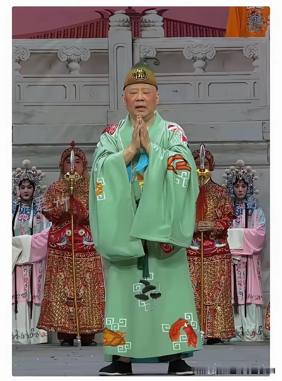 清风不识字，何必乱翻书！
德纲这次，感觉麻烦有点大了，
走个面，应该可以稍许清静