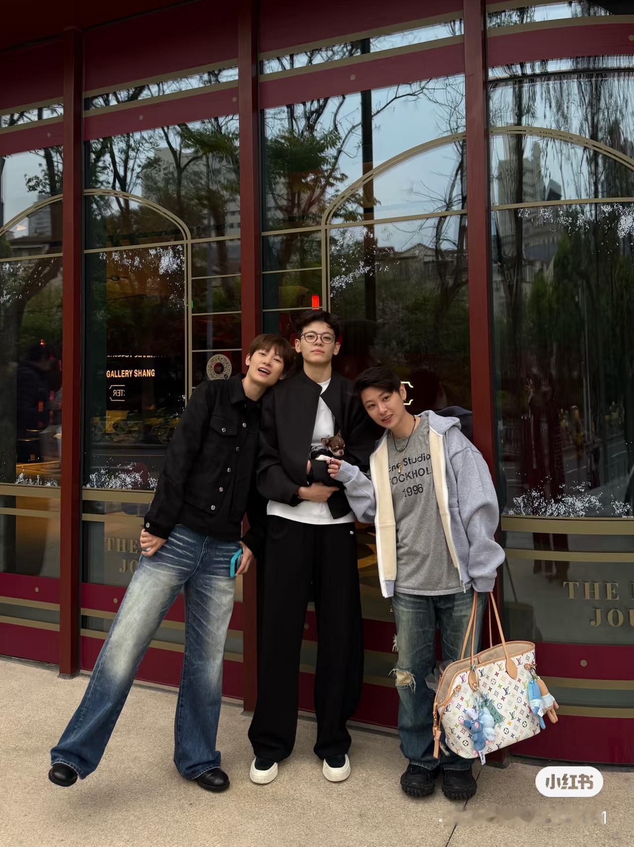 杨力维  前几天的🫶 姐姐妹妹贴贴