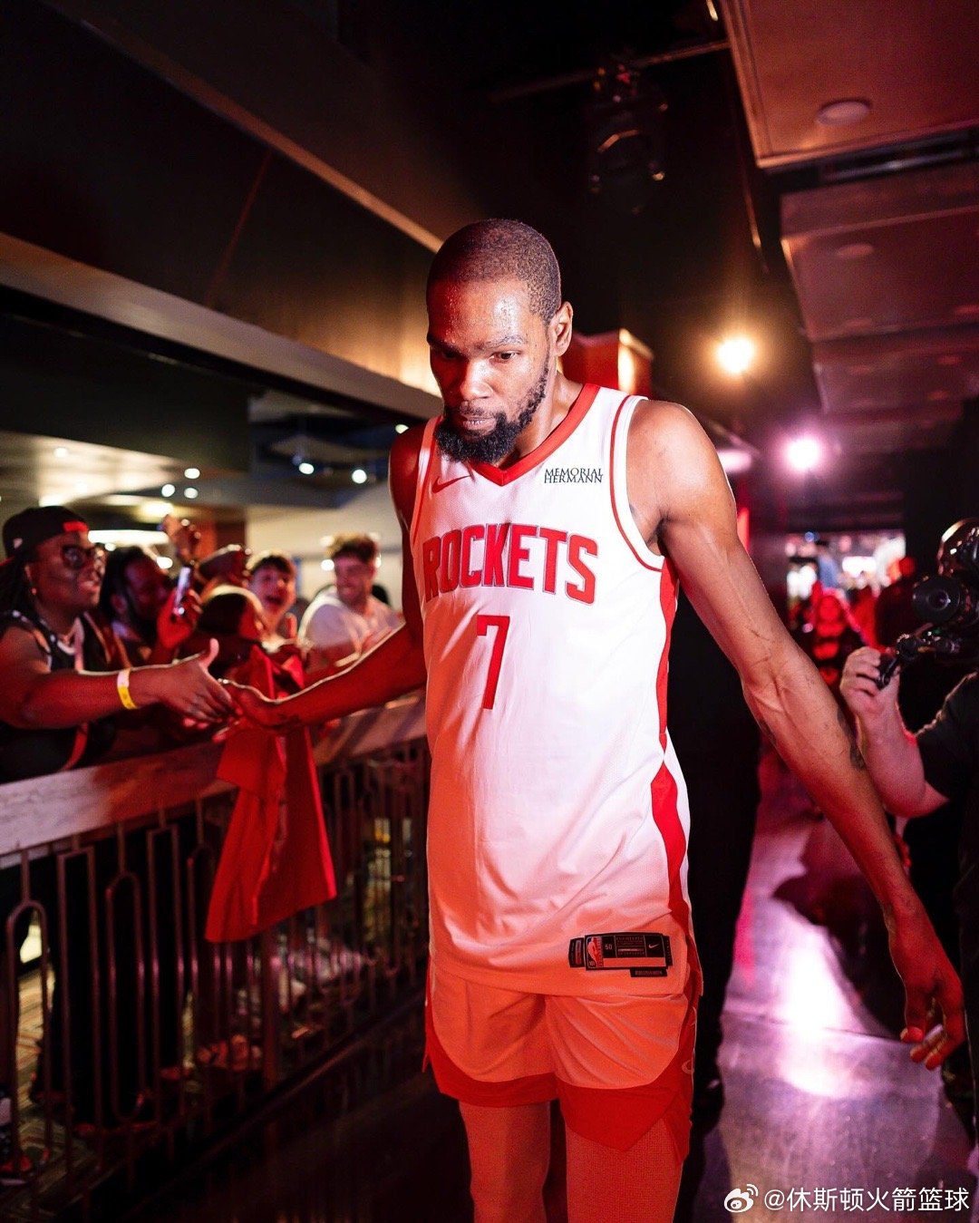 火箭队在凯文·杜兰特在场时进攻效率高居前十，但在他缺阵时却沦为联盟最差的球队之一