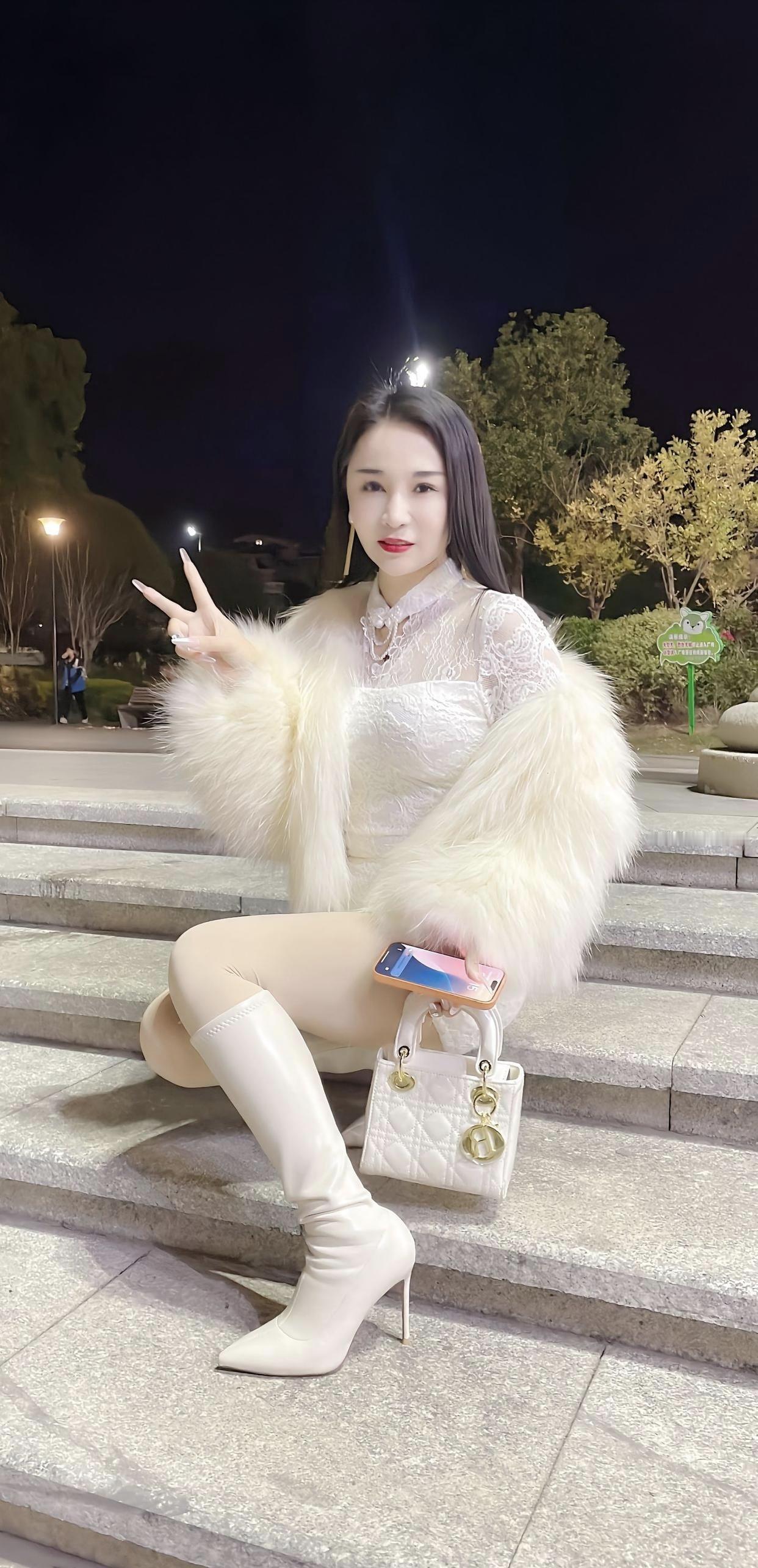 即使身处黑暗，也要心怀光明，用努力和坚持点亮前行的道路。