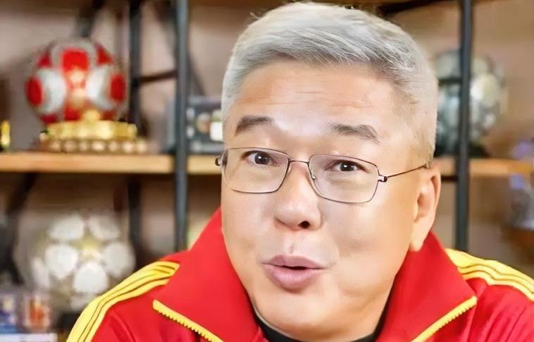 刘建宏一边在呼吁邵佳一和他的教练组对国足有一个清晰的定位，另一边却依然在凭借过去