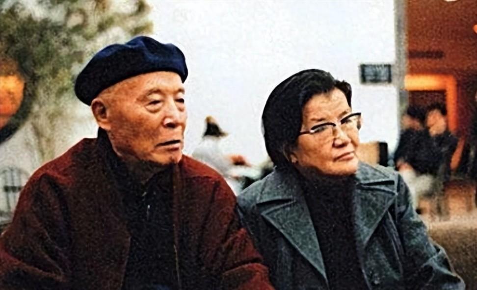 吕正操的女儿吕彤岩展示父亲珍贵照片，称与宋美龄的那场较量最终打成平手，你怎么看？