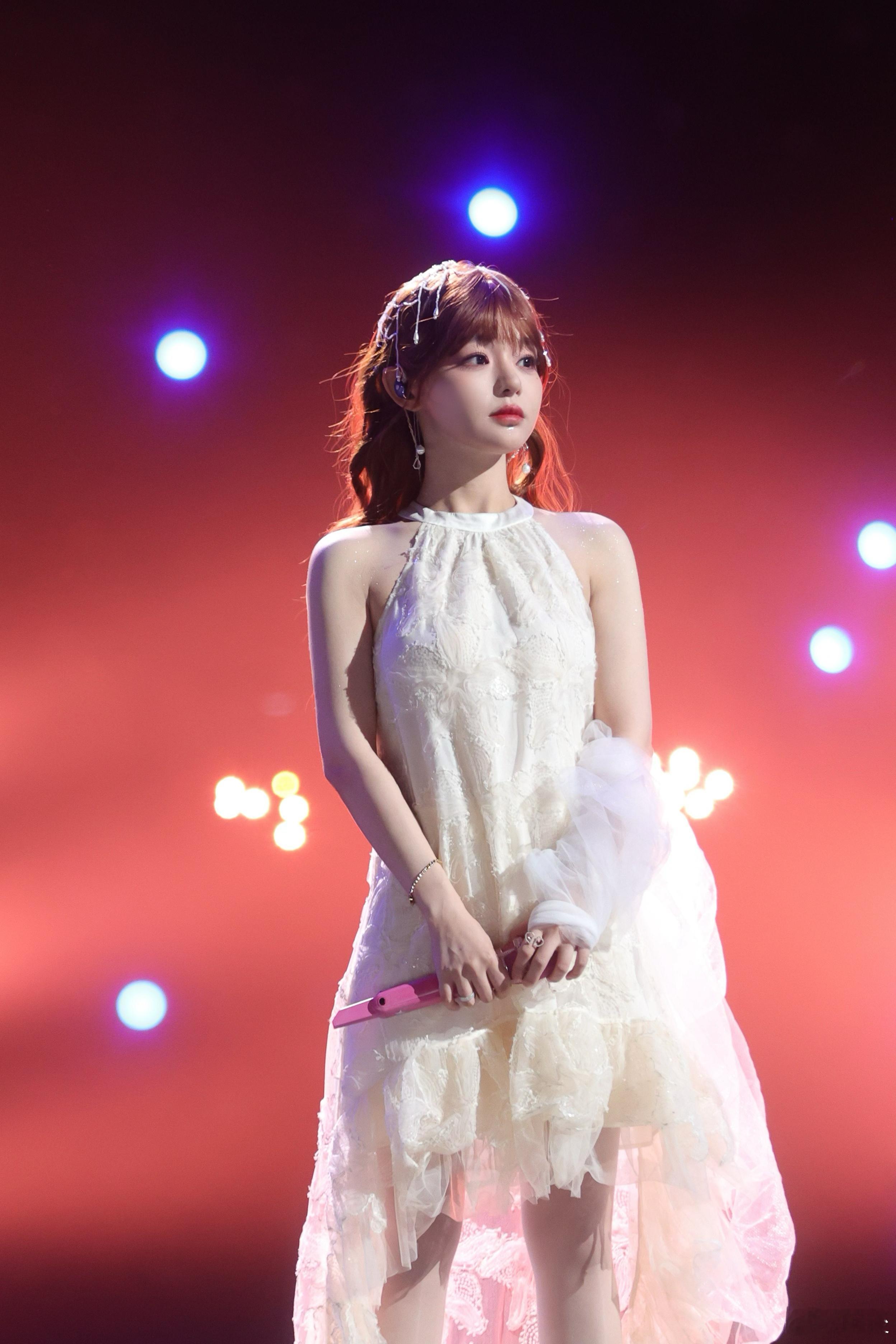 黄霄雲 优质甲方黄霄雲作为甲方，专业素养直接拉满！她不仅清楚自身需求，还能用通俗