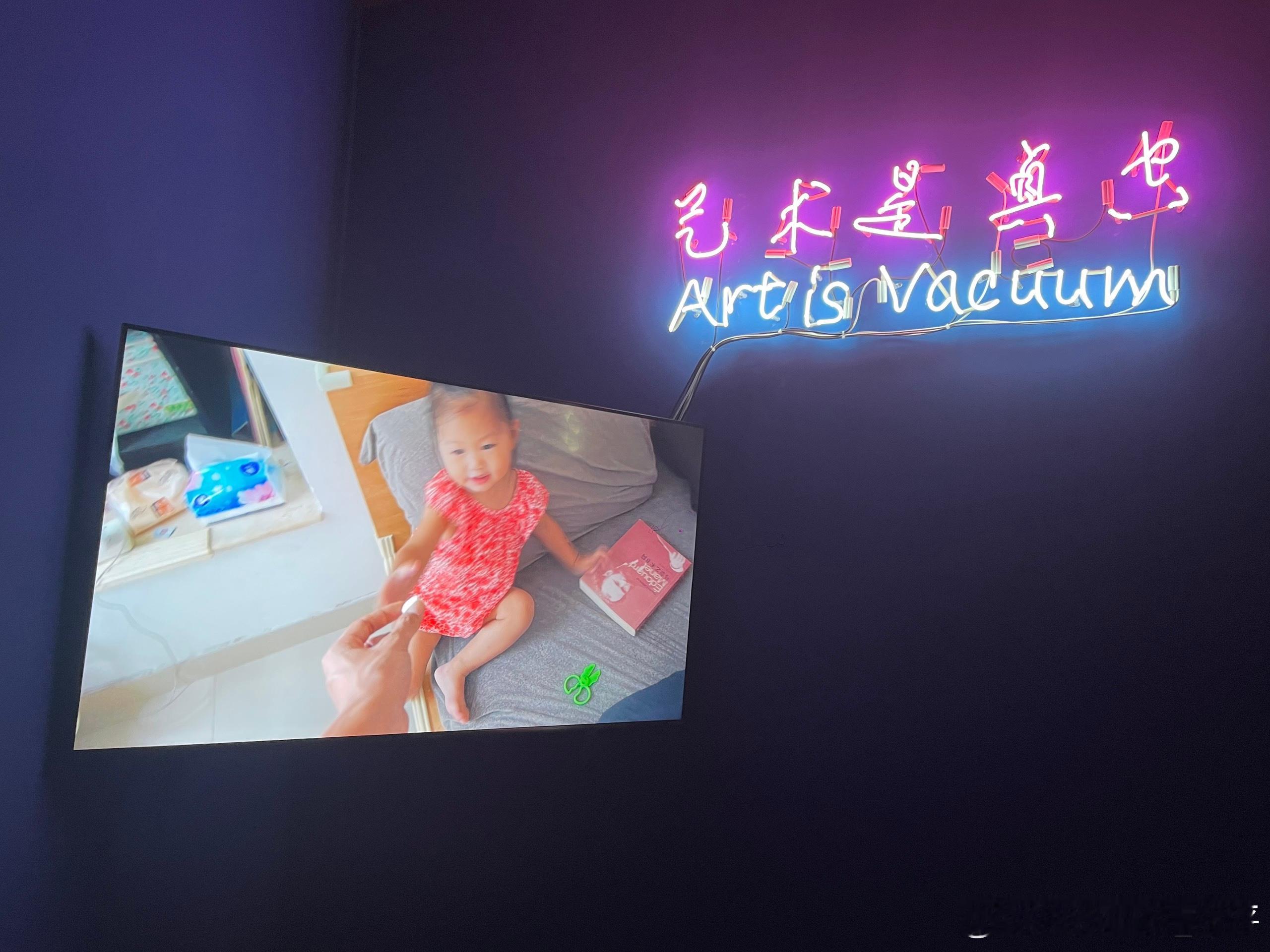 一家保险公司三十岁，把56位艺术家的74件作品摊成《风中写生》艺术展。皮肤、风、