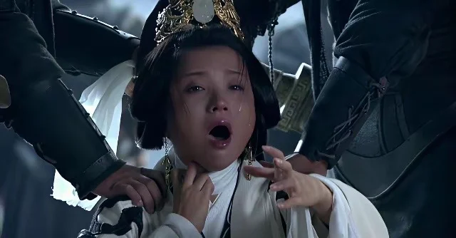 公元214年，曹操命人把躲在墙壁夹层内的伏皇后拖了出来，伏皇后披头散发...