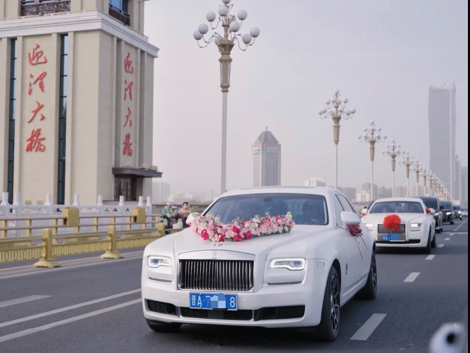 太原结婚车队据说讲究白头偕老的彩头所以小舅子的婚车队前面是2台白色的劳斯莱斯古思