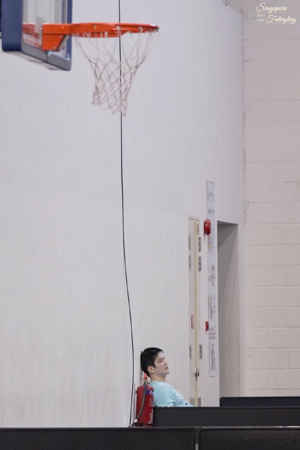 无论过去多久，每次看到咚咚这一幕，自己靠在墙边的照片就心颤，难过得不行