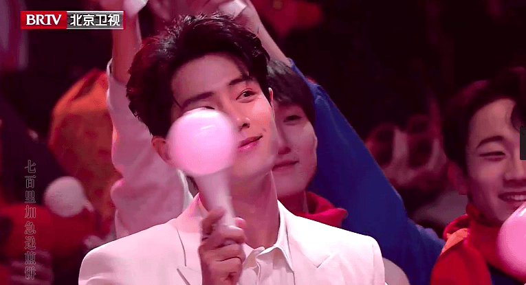我就这么在各种镜头夹缝里找肖战北京台春晚