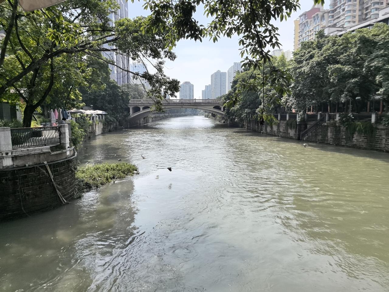 成都北门大桥、城隍庙附近的锦江两岸面貌变化挺大的，增添了许多市民休闲散步喝茶的场