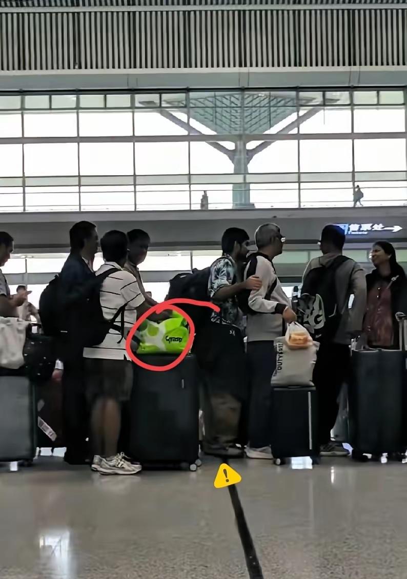 一觉醒来，他们要坐不住了。
看到这个消息真解气！
深圳通报20多人假员工、假社保