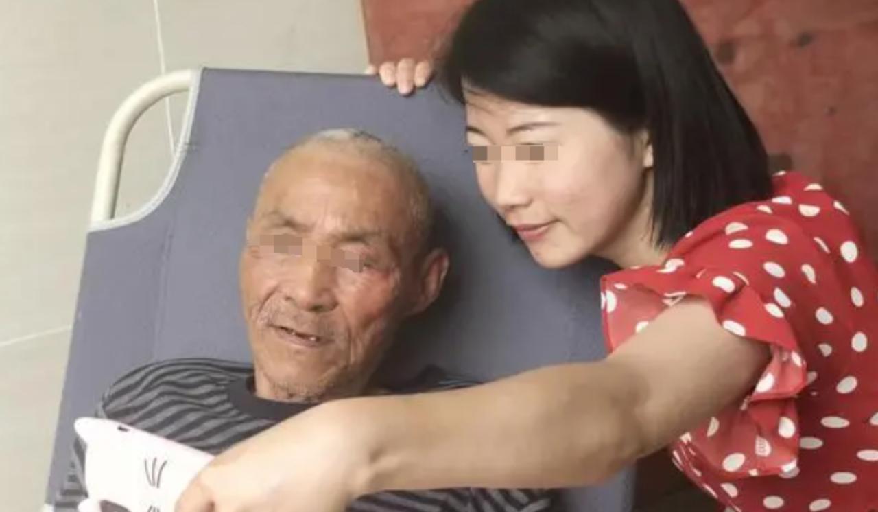 “晚节不保！”上海，一70多岁大爷，认识32岁的打工妹，两人谈起恋爱，1年后，女