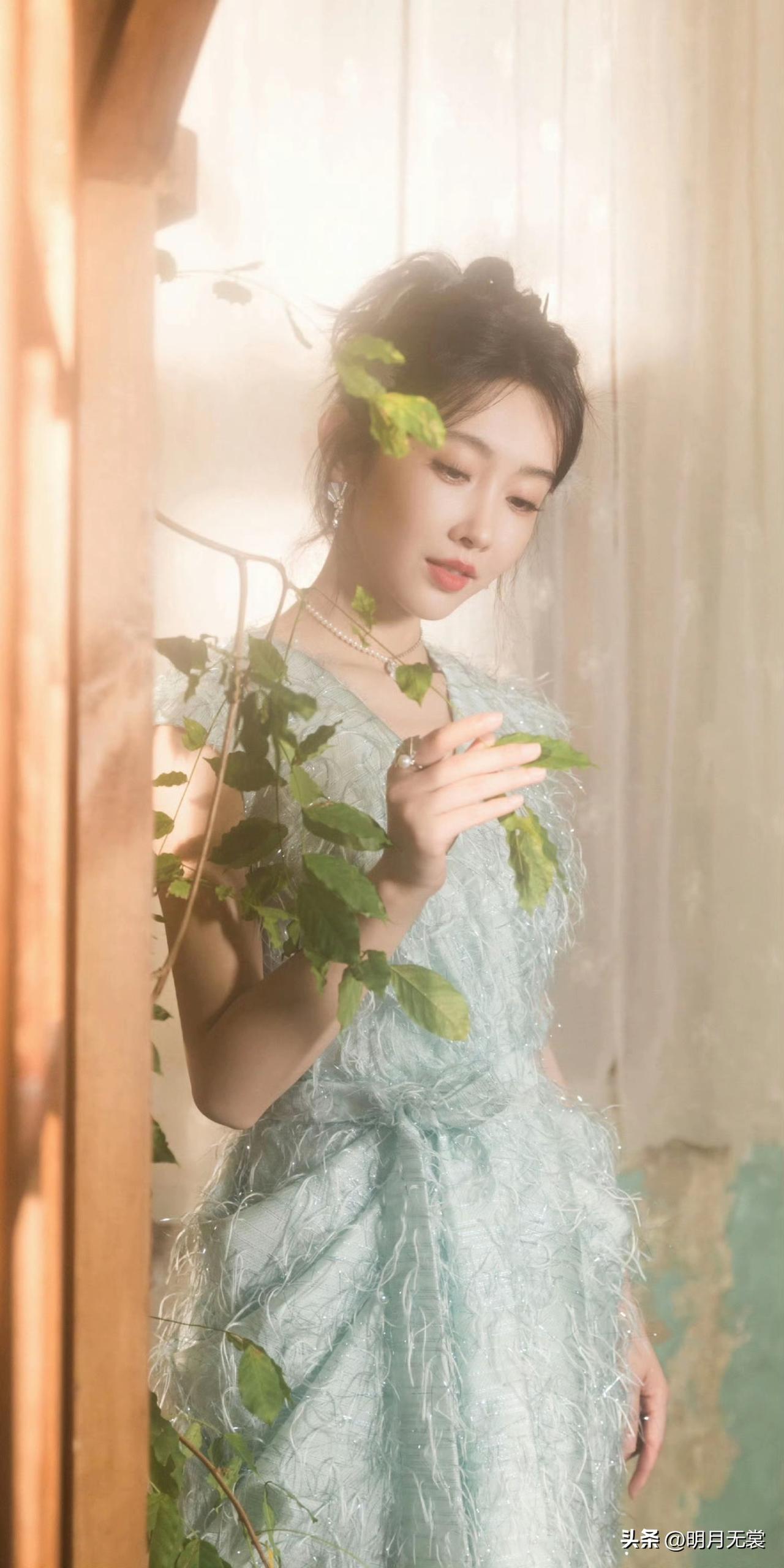 春天，是女孩儿最爱炫的季节，正如花都要选择这时开放一样。优雅与性感，你会怎么选轻