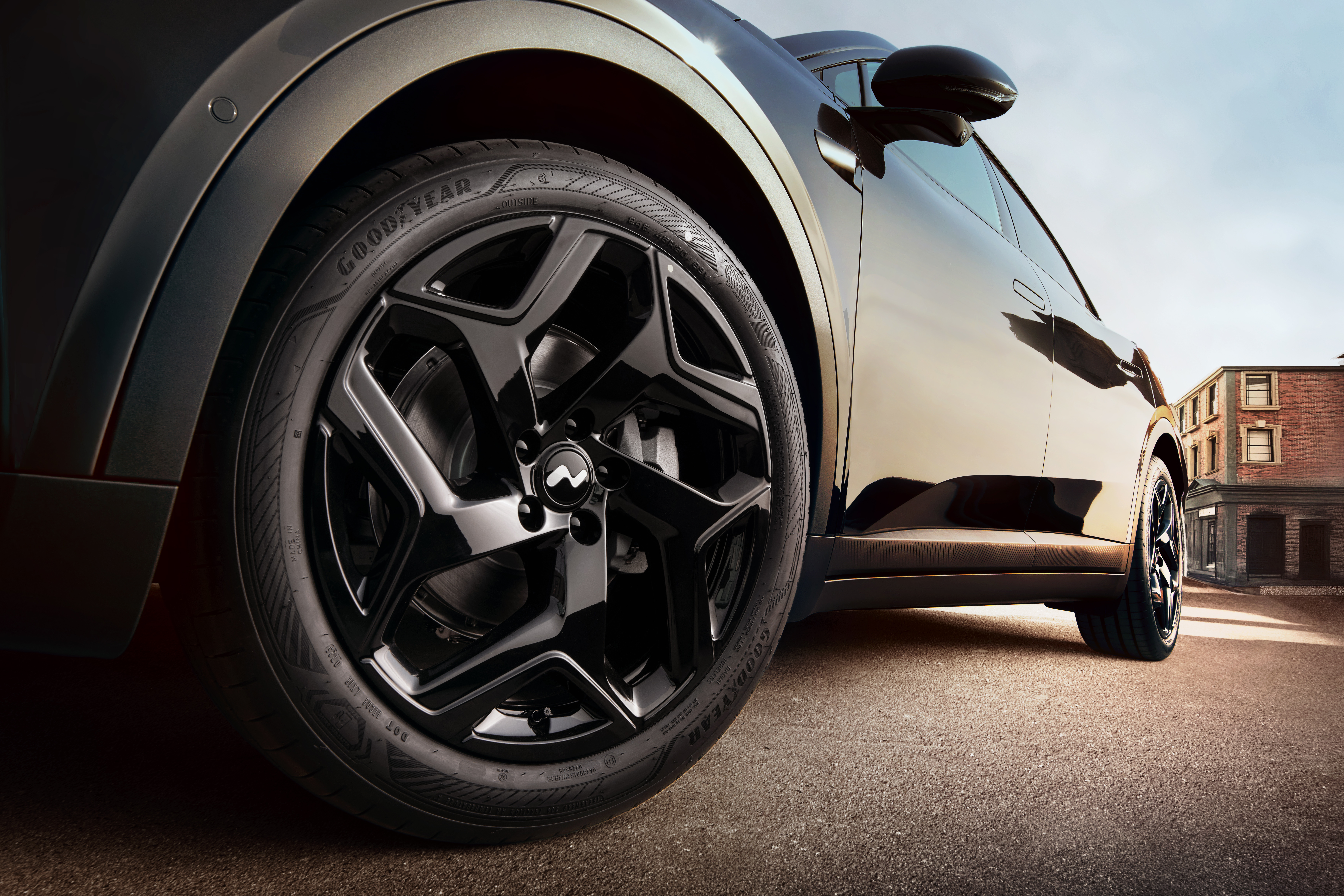 乐道 L60 黑骑士版限量 666 台，已经开始交付。吴尊和他女儿 neinei