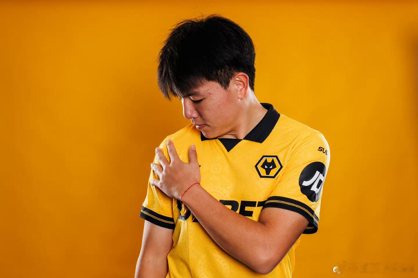 徐彬明日将代表U21首发出战伊普斯维奇U21直播吧获悉，21岁U23国足队长徐彬