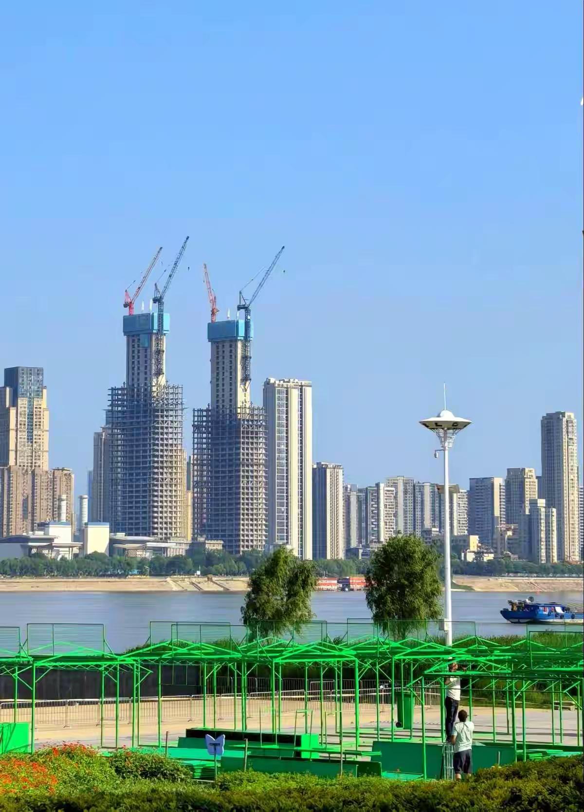 停工多年的武汉“江成之门”官宣重启复工了。
这座位于武汉长江边上的门形建筑（当然