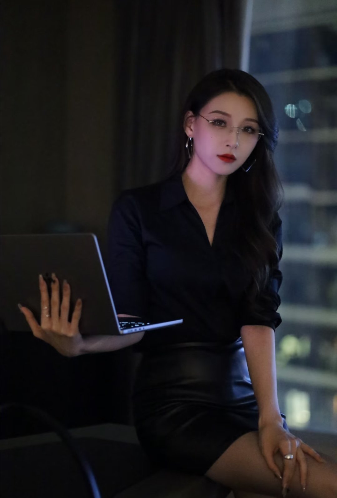 今日市场呈现放量下跌、两极分化格局。指数跌幅有限，盘中下探60日线支撑后震荡回升